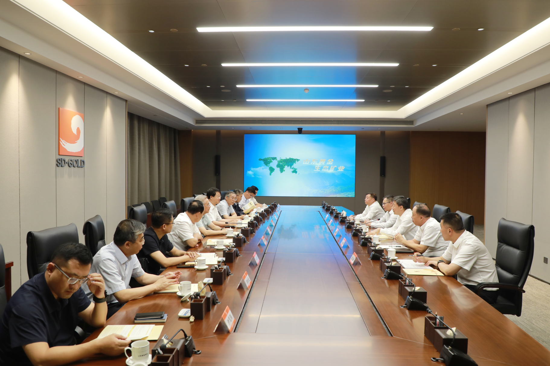 張曉海會(huì)見(jiàn)中國(guó)科學(xué)院院士王焰新和山西省地勘局黨組書(shū)記、局長(zhǎng)彭東曉